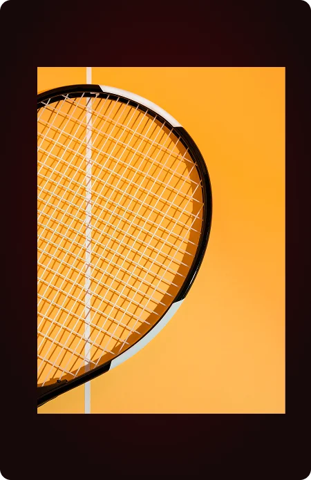 Gros plan d'une raquette de tennis sur un fond orange vif avec une ligne verticale blanche. L'image dégage une impression d'énergie et de sportivité.