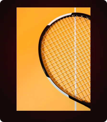 Gros plan d'une raquette de tennis sur un fond orange vif avec une ligne verticale blanche. L'image dégage une impression d'énergie et de sportivité.